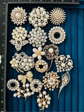 Lot of 19 Pieces Statement Pearl Rhinestone Brooch Flower Mixed